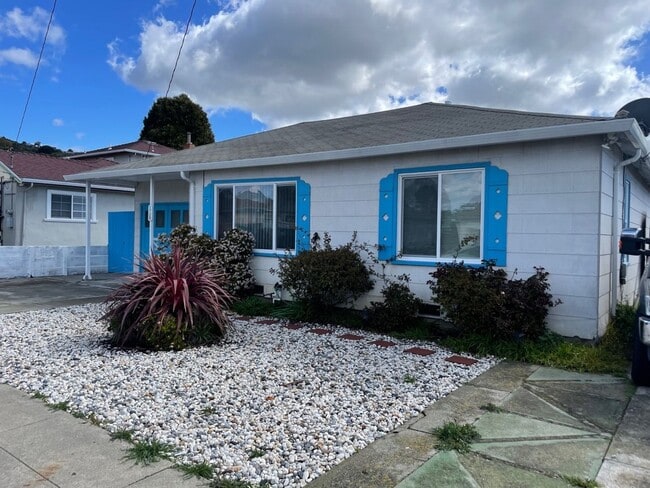 Building Photo - CUTE! Two Bedroom House Available in San Leandro!