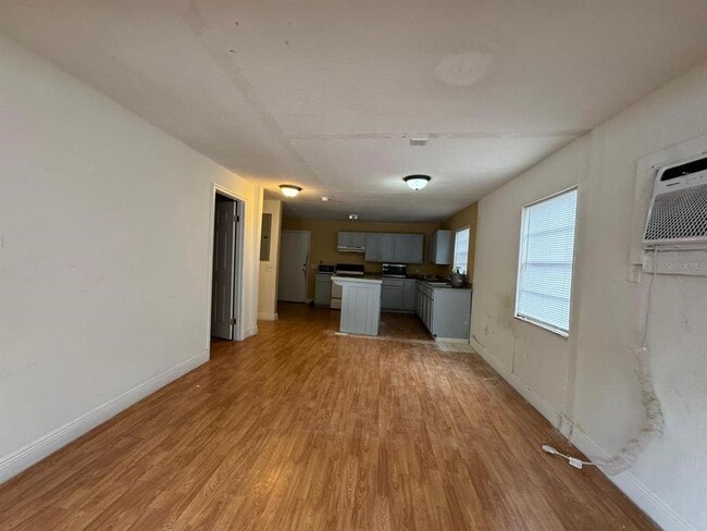 Photo - 140 E 12th St