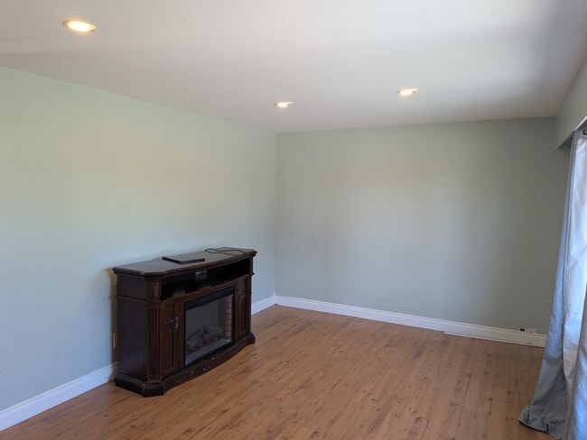 Photo - 46396 Strathcona Rd