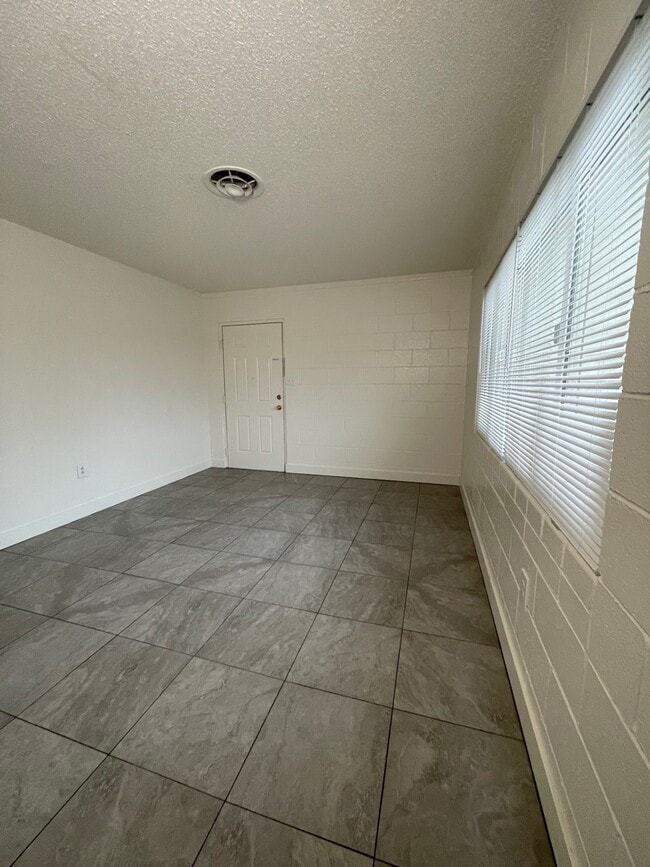 Photo - 2106 Daley St