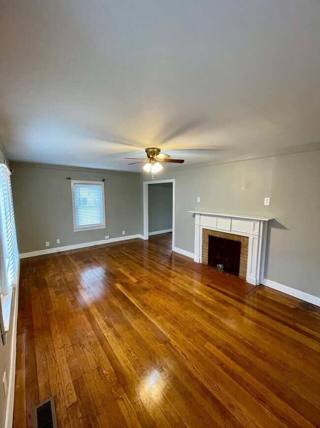 Living Room - 301 N Kirkman St Casa