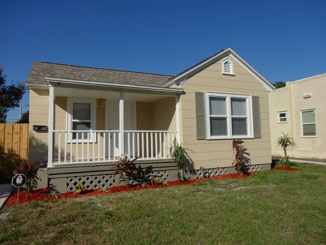 Building Photo - Three Bedrooms One Bathroom with Shaded Porch