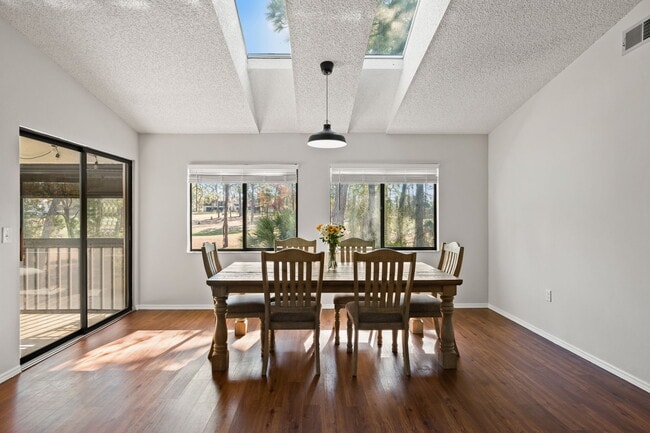 Photo - 8006 Picketts Ct