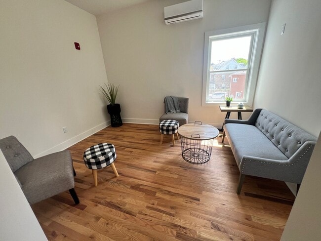 Building Photo - 106 E Broad St Unit Apt 7
