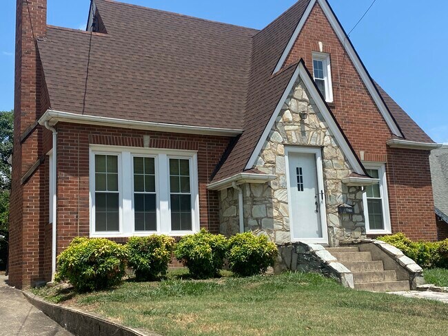 3Br Brick Home - 418 W Main St House