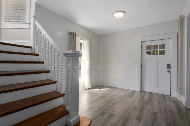 Photo - 915 E 29th St