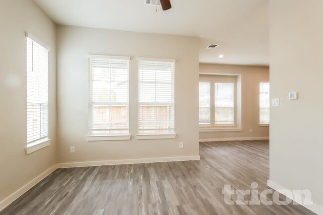 Building Photo - 9835 Willow Creek Commerce Dr