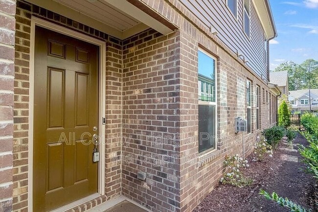 Photo - 728 Lampwick Ln