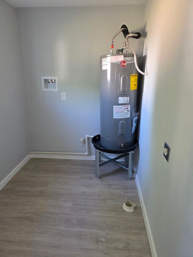 Brand new water heater in utility room, with washer/dryer hookups - 3807 Otis St