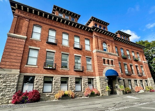 Building Photo - 77 Van Dam St Unit 406 Rental
