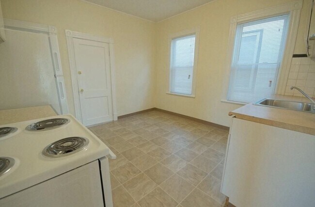 Photo - 553 Washington Ave Unit 3