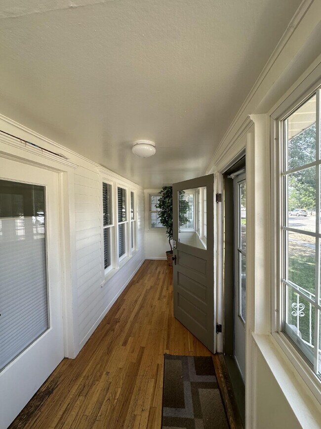"Charming 2-Bedroom Retreat in the Heart of Windsor – 945 Sq. Ft. of Cozy Living!"