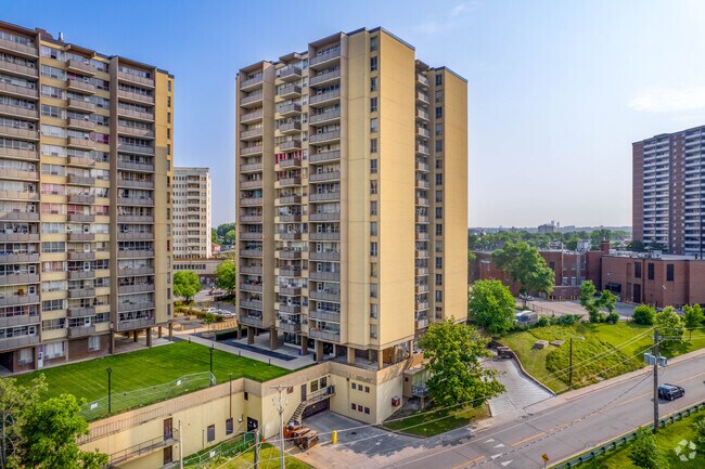 Photo - 2089 Lawrence Av