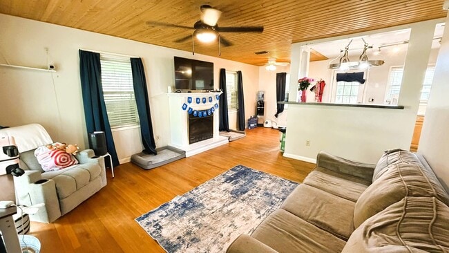 Photo - 1626 Mayhew St