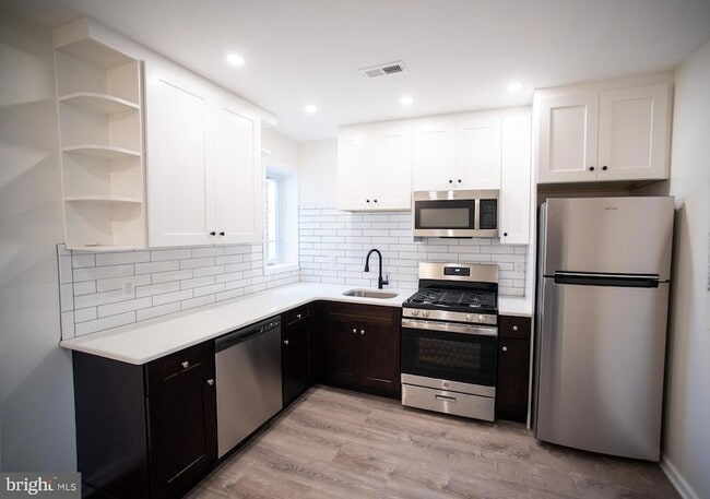 Building Photo - 2049 Snyder Ave Unit 2