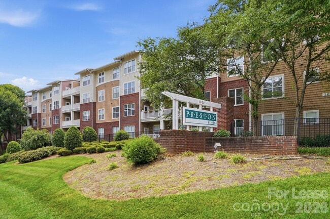 Building Photo - 1000 E Woodlawn Rd Unit 216