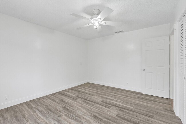 Photo - 5127 Woodstone Cir E