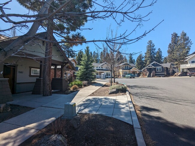 Building Photo - Gorgeous 3x2 in NW Bend w/ a double-car garage and island kitchen