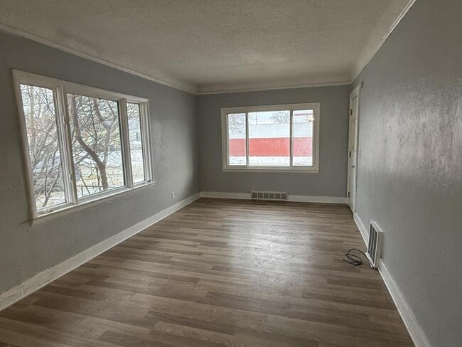 Photo - 952 Markham St