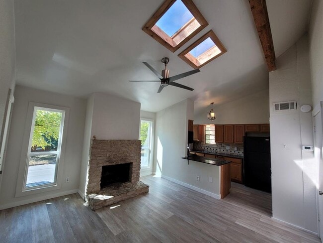 Photo - 104 W 35th St Unidad 5