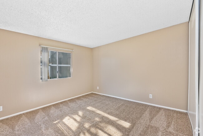 2BR, 2BA, 1008SF - Bedroom