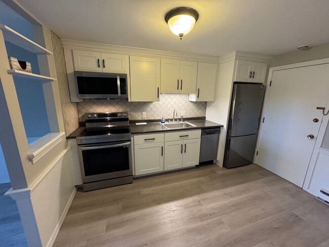 Building Photo - Freshly Updated 1 Bedroom Newburyport Cond... Unit 11 Rental