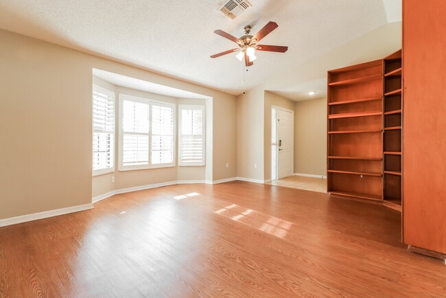 Photo - 8533 Gum Tree Ave