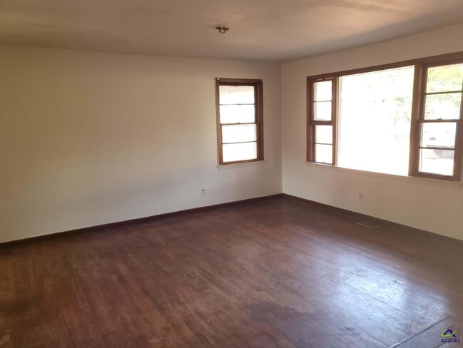 Photo - 303 Sparta St