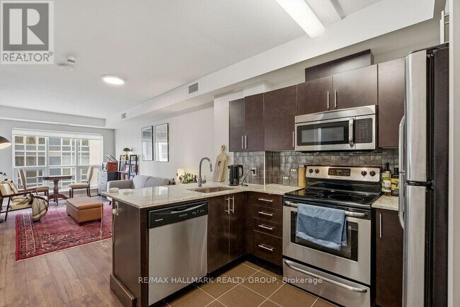 Photo - 242 Rideau St