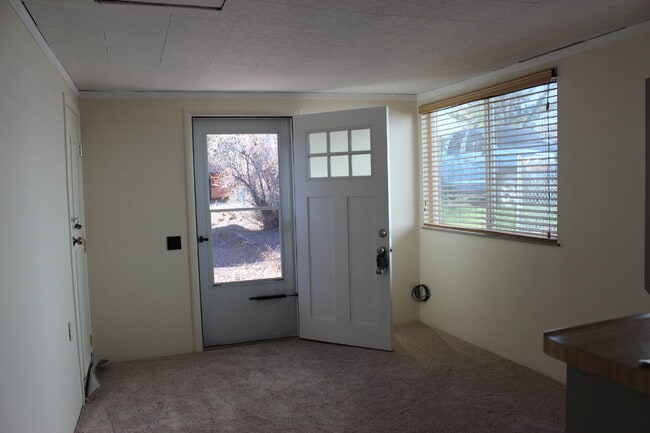 Building Photo - "Charming 1-Bedroom Duplex in Golden, CO – Cozy 500 Sq. Ft. Living!" Unit B