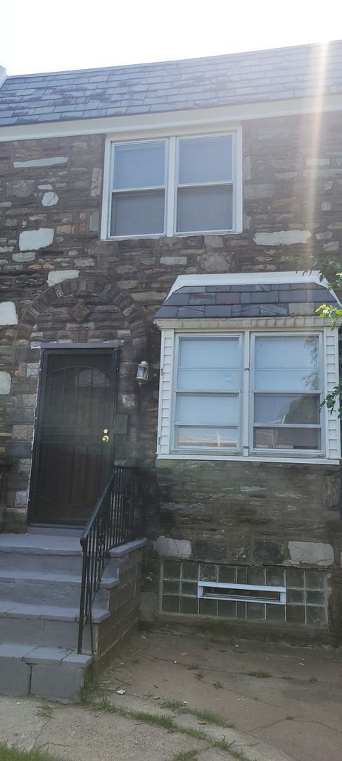 Building Photo - 2152 Fanshawe St