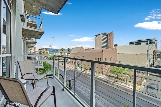 Building Photo - 353 E Bonneville Ave Unit 303 Rental