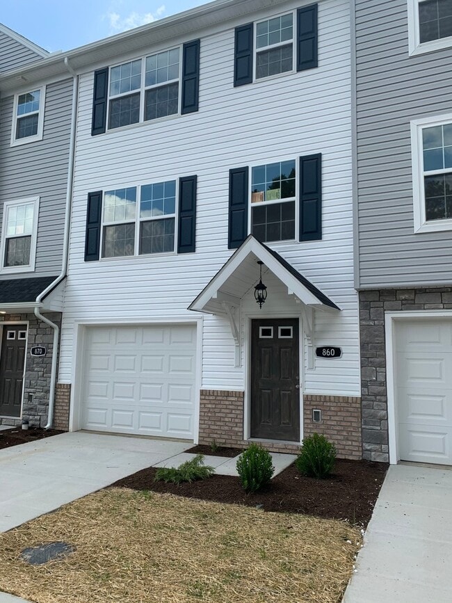 Building Photo - Coming Soon - Spacious 3 bedroom with atta... Rental