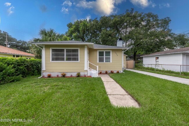 Photo - 1070 Lark St House
