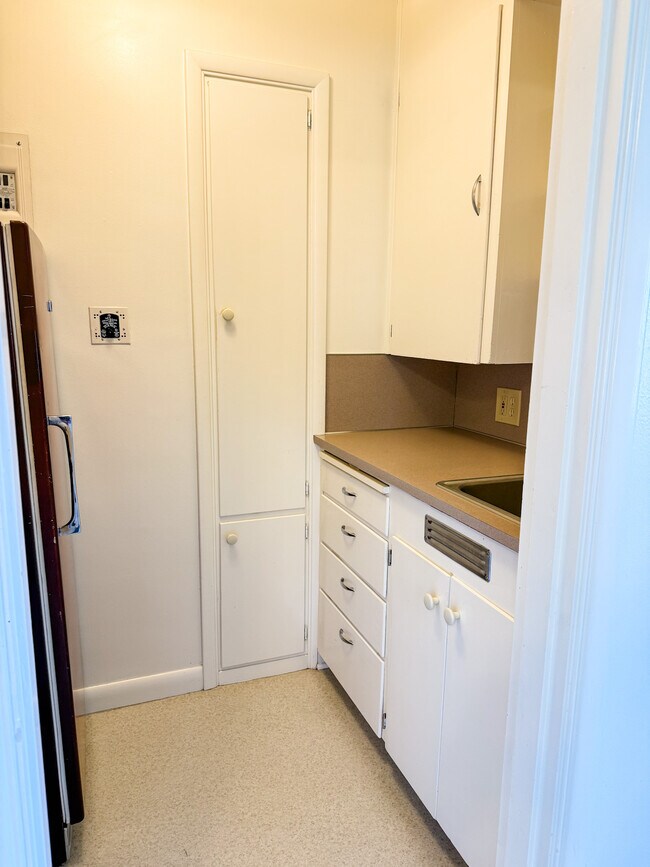 Kitchen - Brentwood Apartments