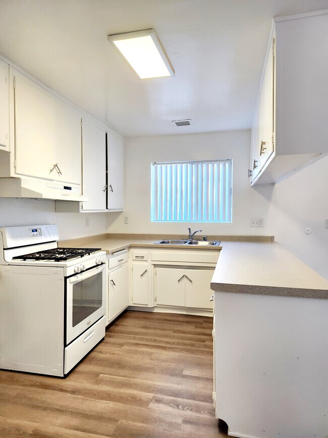 Kitchen - 9902 W Broadway Unidad #1