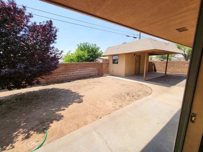 Building Photo - Quiet 2 Bed Apartment in Established Neighborhood Unit Apt C