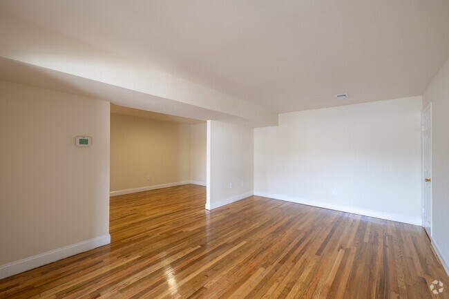 1BR, 1BA - 750SF - Dining Room - Hillside Gardens