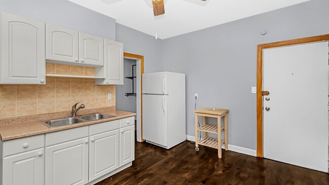 Kitchen - 1472 W Webster Ave Unit 2F