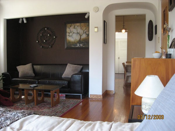 Vista de la habitación principal hacia la cocina y el baño. - 2261 Silver Ridge Ave