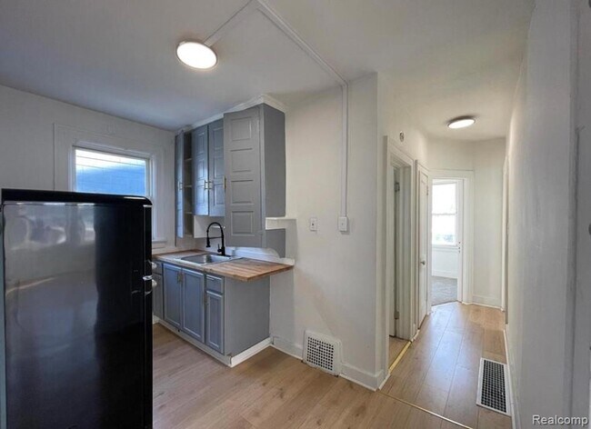 Photo - 3548 St Clair St