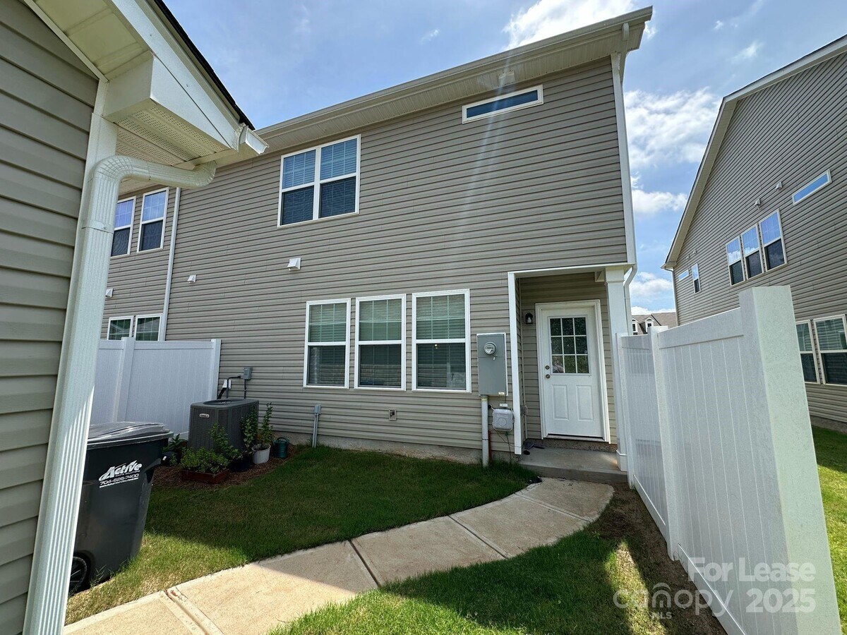 Photo - 15744 Country House St