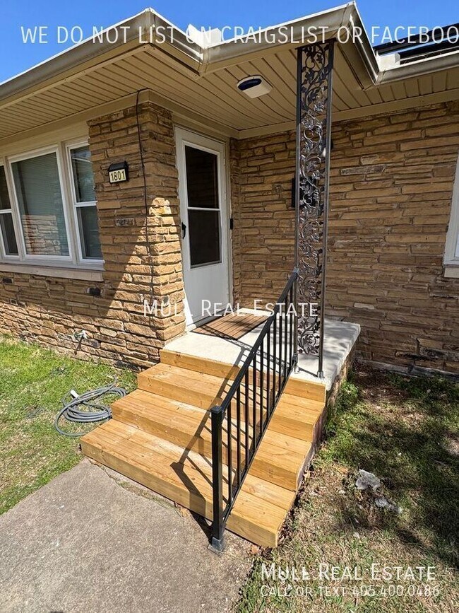 Photo - 1801 Oxford Way