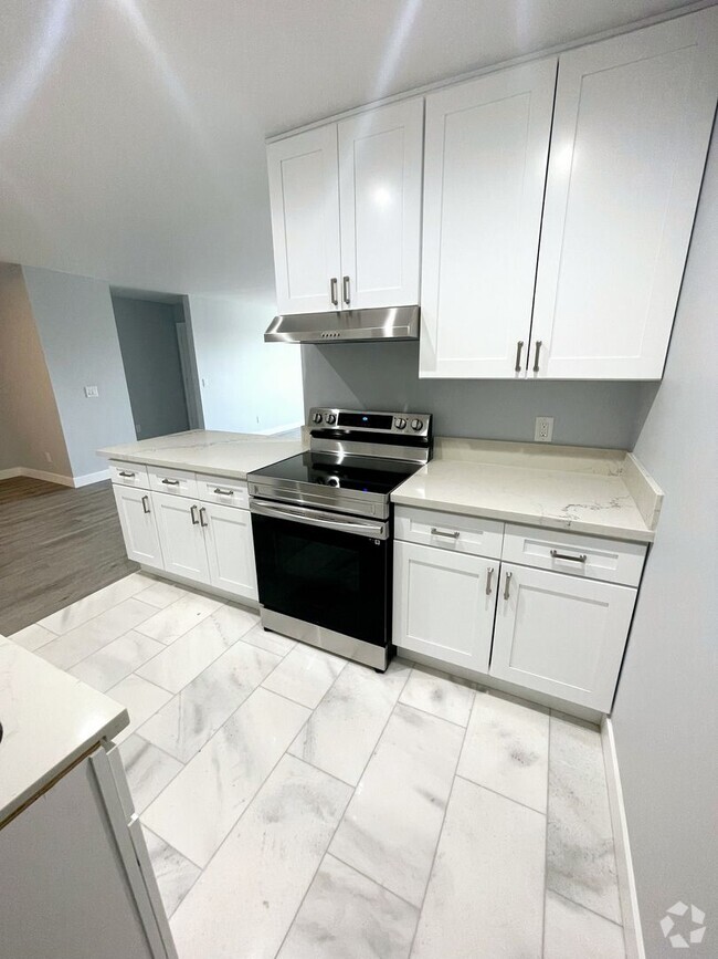 Building Photo - Fully Remodeled 1 Bedroom Apartment - Read...