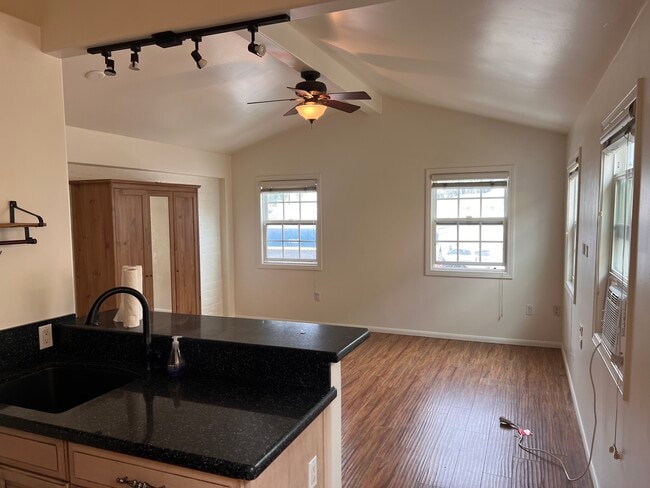 Photo - 247 Broadway St Unidad #C