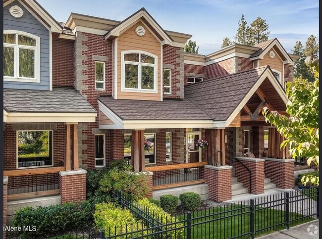 Building Photo - Executive Townhome - Walking distance to C...