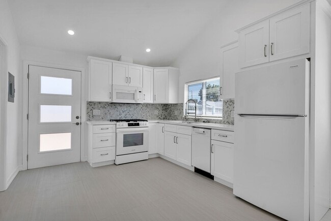 Brand-New Studio Guest House with Modern C... - Brand-New Studio Guest House with Modern C...