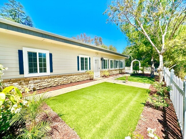 Building Photo - Stunning Top to Bottom, Inside & Out Remodel Job on this Rental Home, Minutes to Fallbrook or Bon...