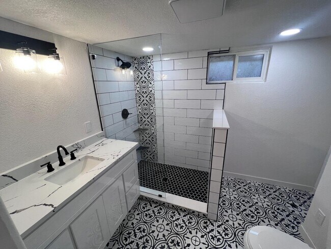 Photo - 2285 Gray St