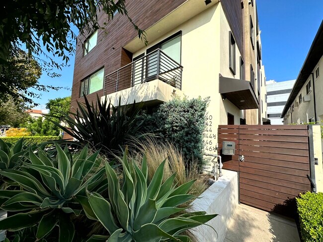 Photo - 144 S Hayworth Ave Townhome